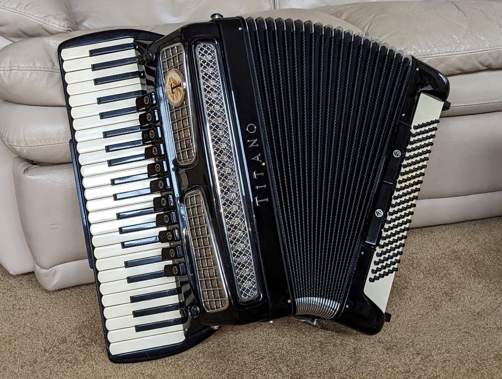 Titano Royal Accordion Catraro Reeds