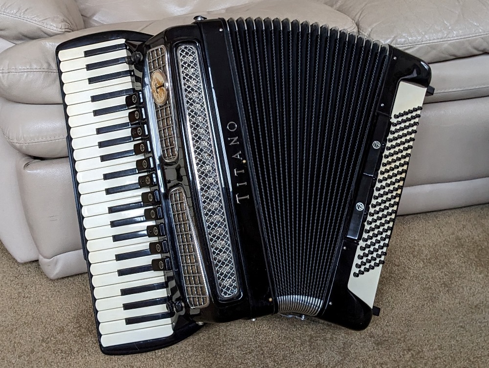 Titano Royal Accordion Catraro Reeds