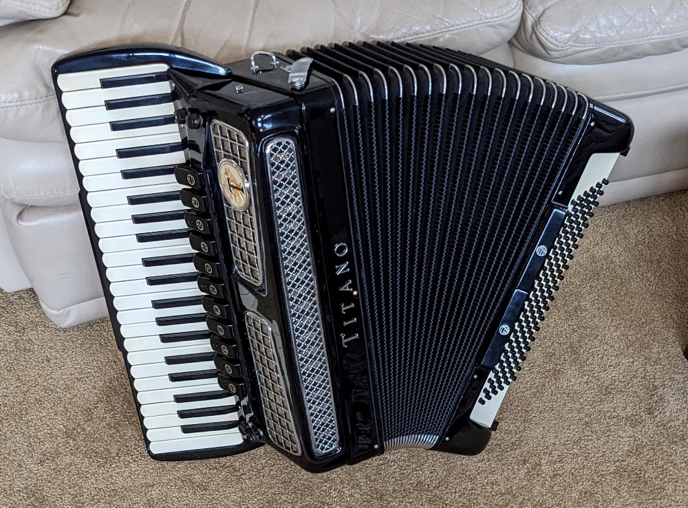 Titano Royal Accordion Catraro Reeds