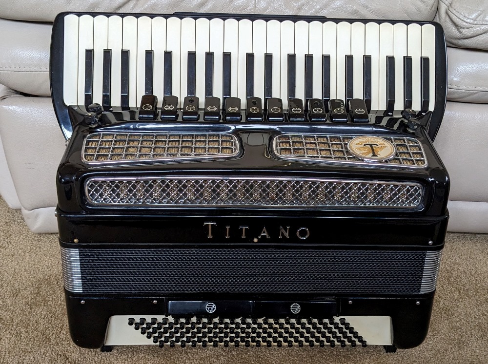 Titano Royal Accordion Catraro Reeds