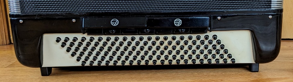 Titano Royal Accordion Catraro Reeds