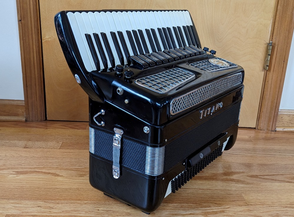 Titano Royal Accordion Catraro Reeds