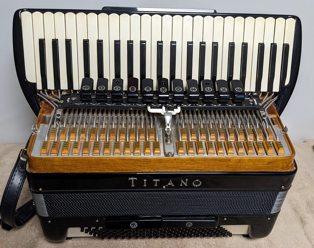 Titano Royal Accordion Catraro Reeds