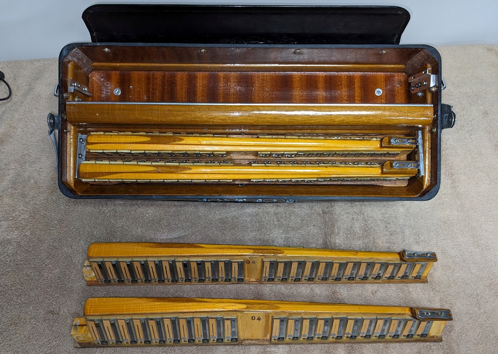 Titano Royal Accordion Catraro Reeds